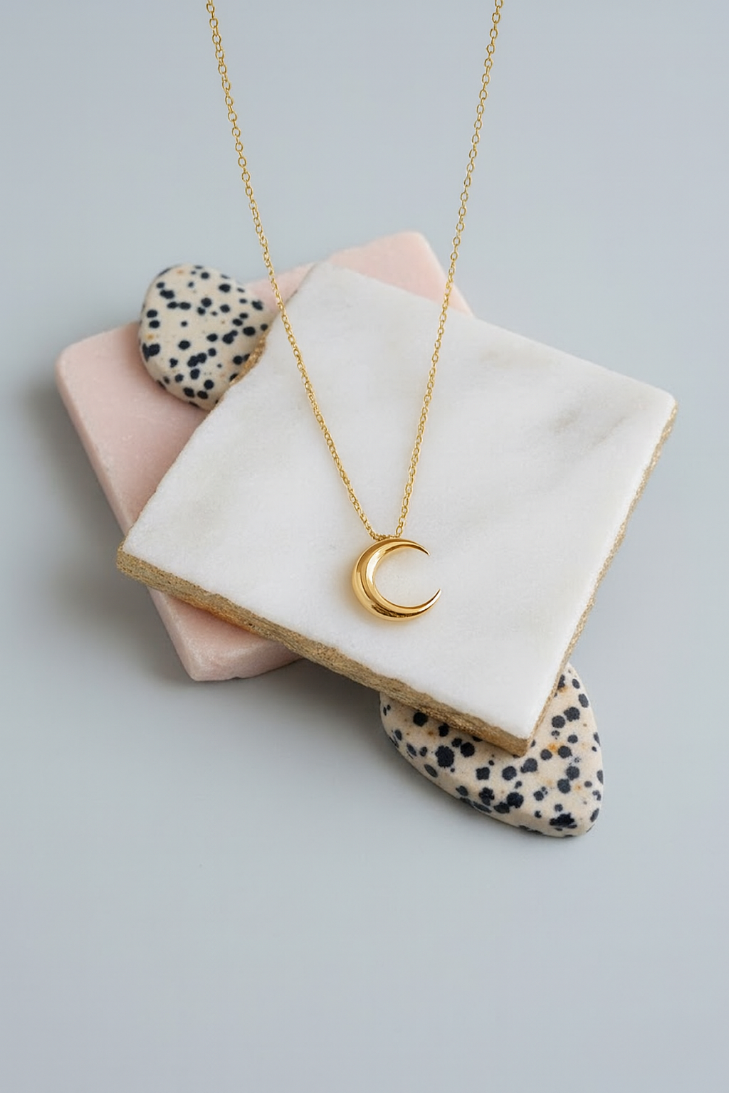 Collar Luna — Plata de ley bañada en oro 18k. Acabado pulido.