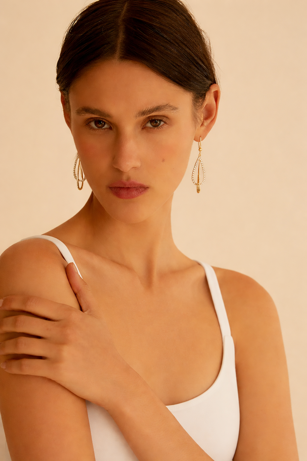 Pendientes Oval Drop — Plata de ley bañada en oro 18k y detalles de circonitas. Acabado pulido.