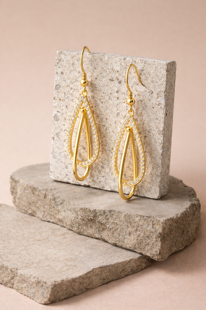 Pendientes Oval Drop — Plata de ley bañada en oro 18k y detalles de circonitas. Acabado pulido.