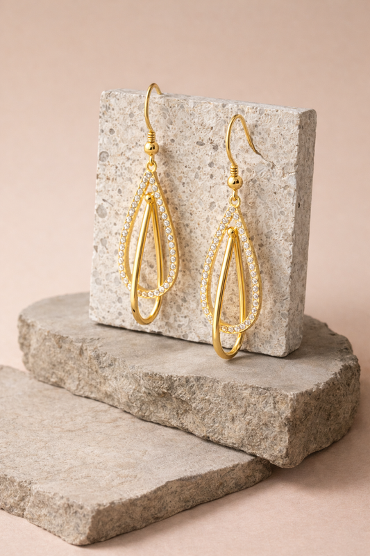 Pendientes Oval Drop — Plata de ley bañada en oro 18k y detalles de circonitas. Acabado pulido.