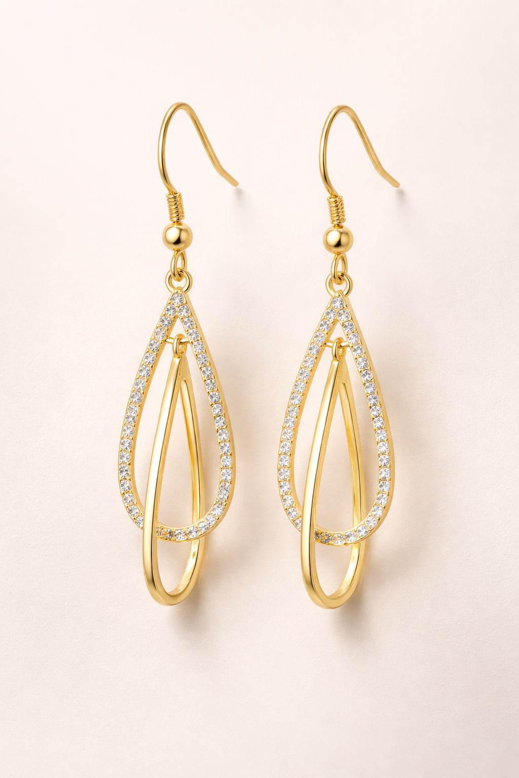 Pendientes Oval Drop — Plata de ley bañada en oro 18k y detalles de circonitas. Acabado pulido.