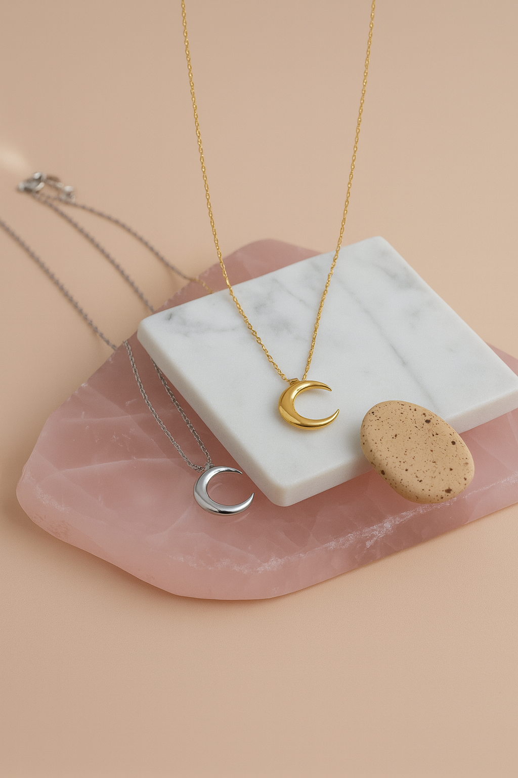 Collar Luna — Plata de ley bañada en oro 18k. Acabado pulido.