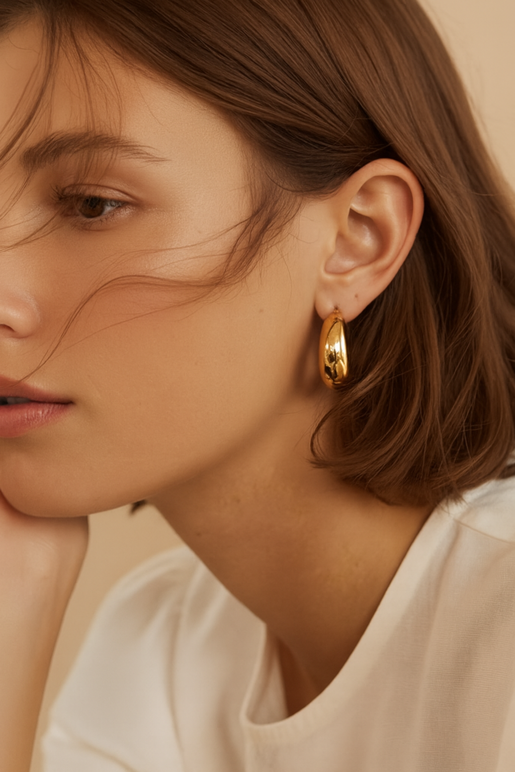 Pendientes Aros Esfera Ancha— Plata de ley bañada en oro 18k. Acabado pulido.