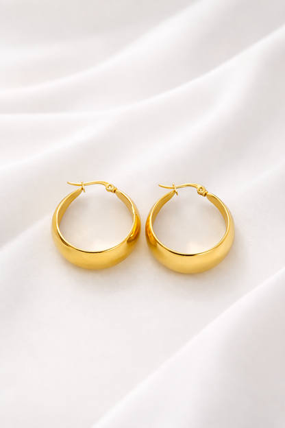 Pendientes Aros Esfera Ancha— Plata de ley bañada en oro 18k. Acabado pulido.