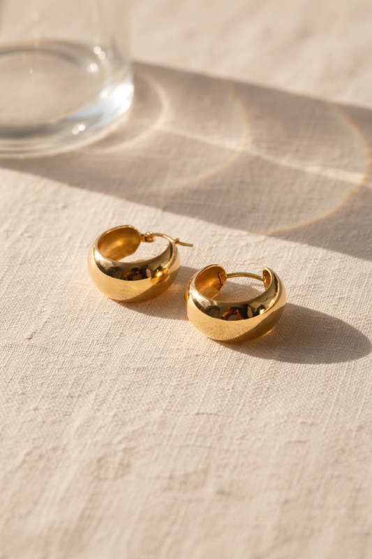 Pendientes Aros Esfera Ancha— Plata de ley bañada en oro 18k. Acabado pulido.