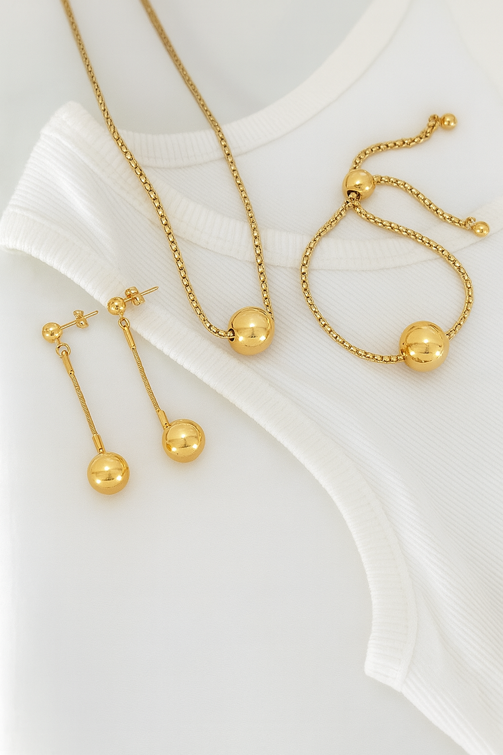 Pendientes Esfera Largos — Plata de ley bañada en oro 18k. Acabado pulido.