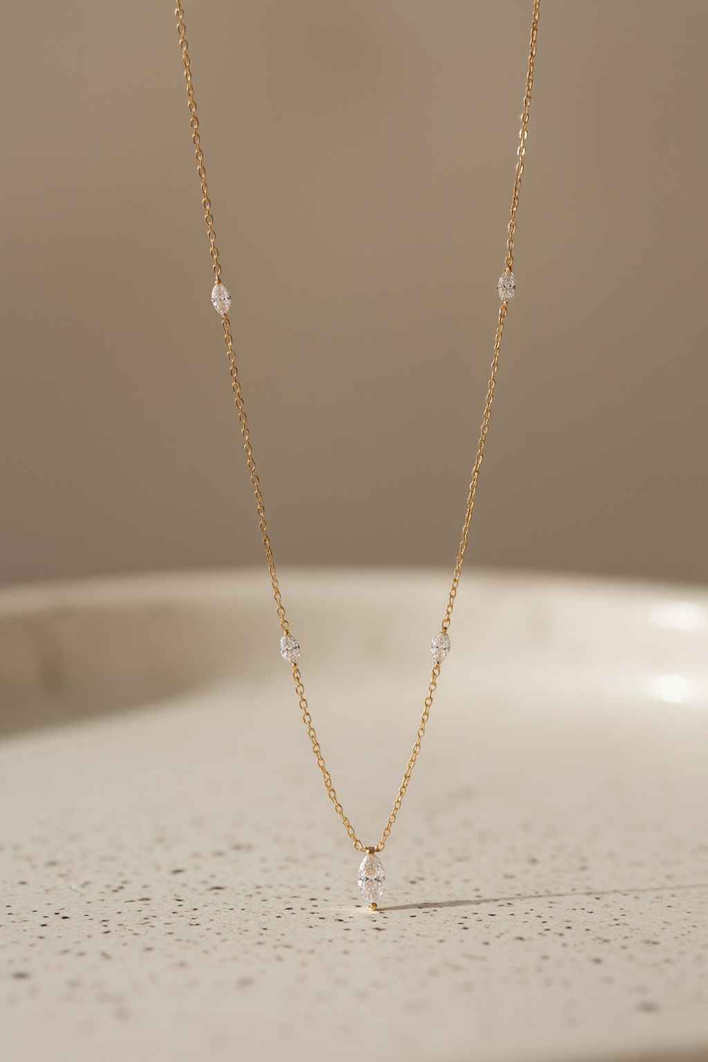 Gargantilla Lágrimas — Plata de ley bañada en oro 18k. Acabado pulido.