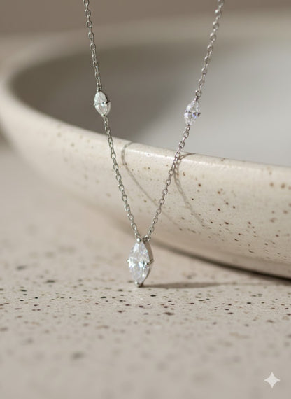 Gargantilla Lágrimas — Plata de ley bañada en oro 18k. Acabado pulido.