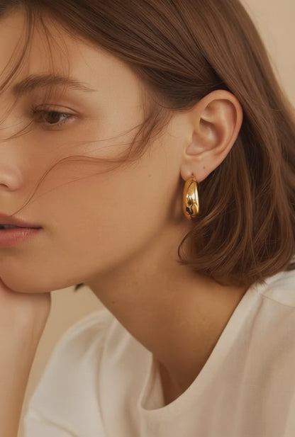 Pendientes Aros Esfera Ancha— Plata de ley bañada en oro 18k. Acabado pulido.