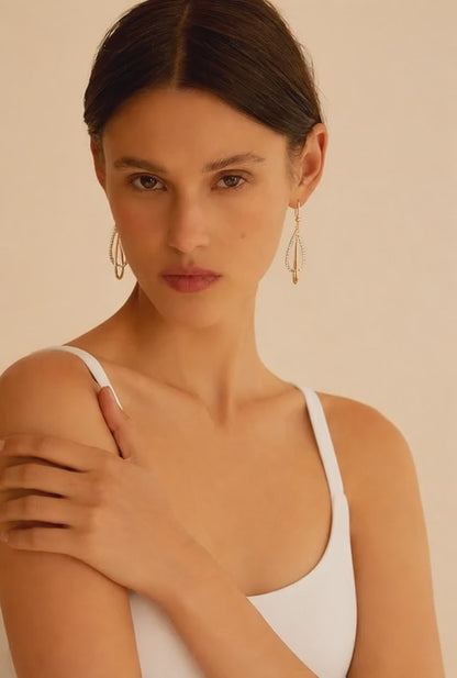 Pendientes Oval Drop — Plata de ley bañada en oro 18k y detalles de circonitas. Acabado pulido.