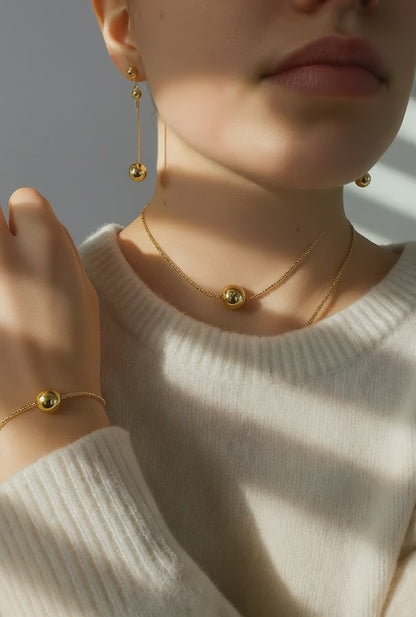 Pendientes Esfera Largos — Plata de ley bañada en oro 18k. Acabado pulido.
